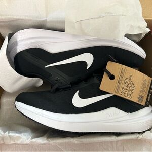 NIB Women’s Nike Winflo 10 Black White Running Shoes 7.5